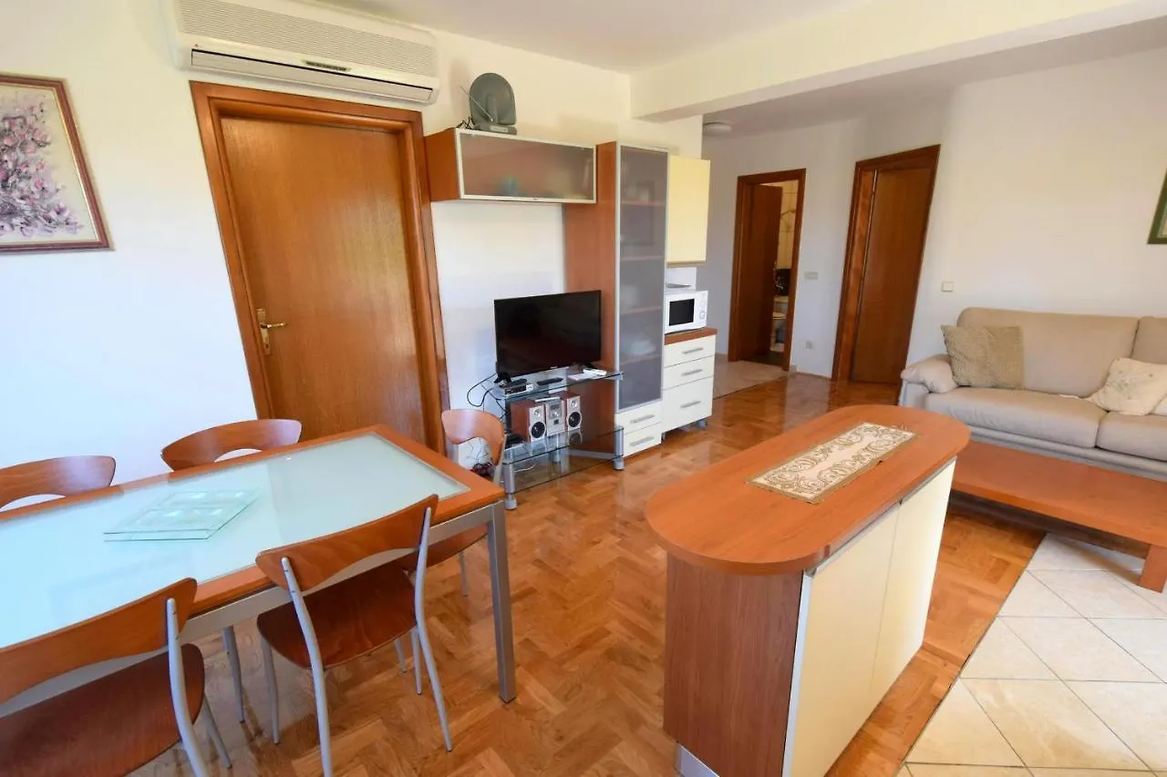 Apartment Mirela Malinska