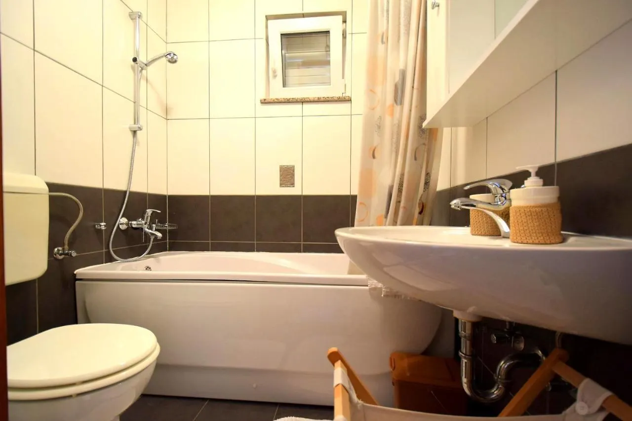 Apartment Mirela Malinska 0*,  Croatia